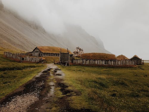 (农村老房宅基地)农村已经拆除的住房，宅基地的所有权归谁,有哪些规定